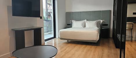 جناح إستديو ديلوكس | خزنة داخل الغرفة وستائر تعتيم ومكواة/لوح كي وواي فاي مجانًا