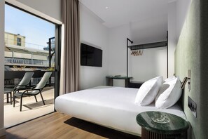 Petite with Jacuzzi Terrace | In-room safe, blackout drapes, iron/ironing board, free WiFi