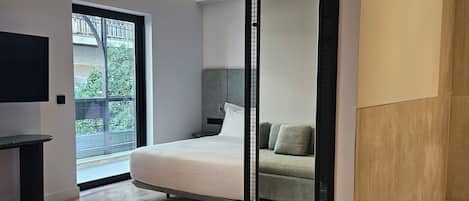 Studio Deluxe, balcon | Coffres-forts dans les chambres, rideaux occultants