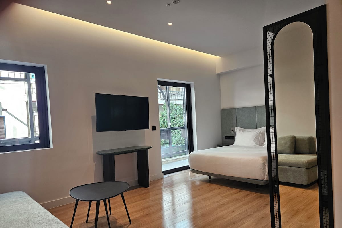 Studio tiện nghi đơn giản, ban công | Két bảo mật tại phòng, màn/rèm cản sáng, bàn ủi/dụng cụ ủi quần áo