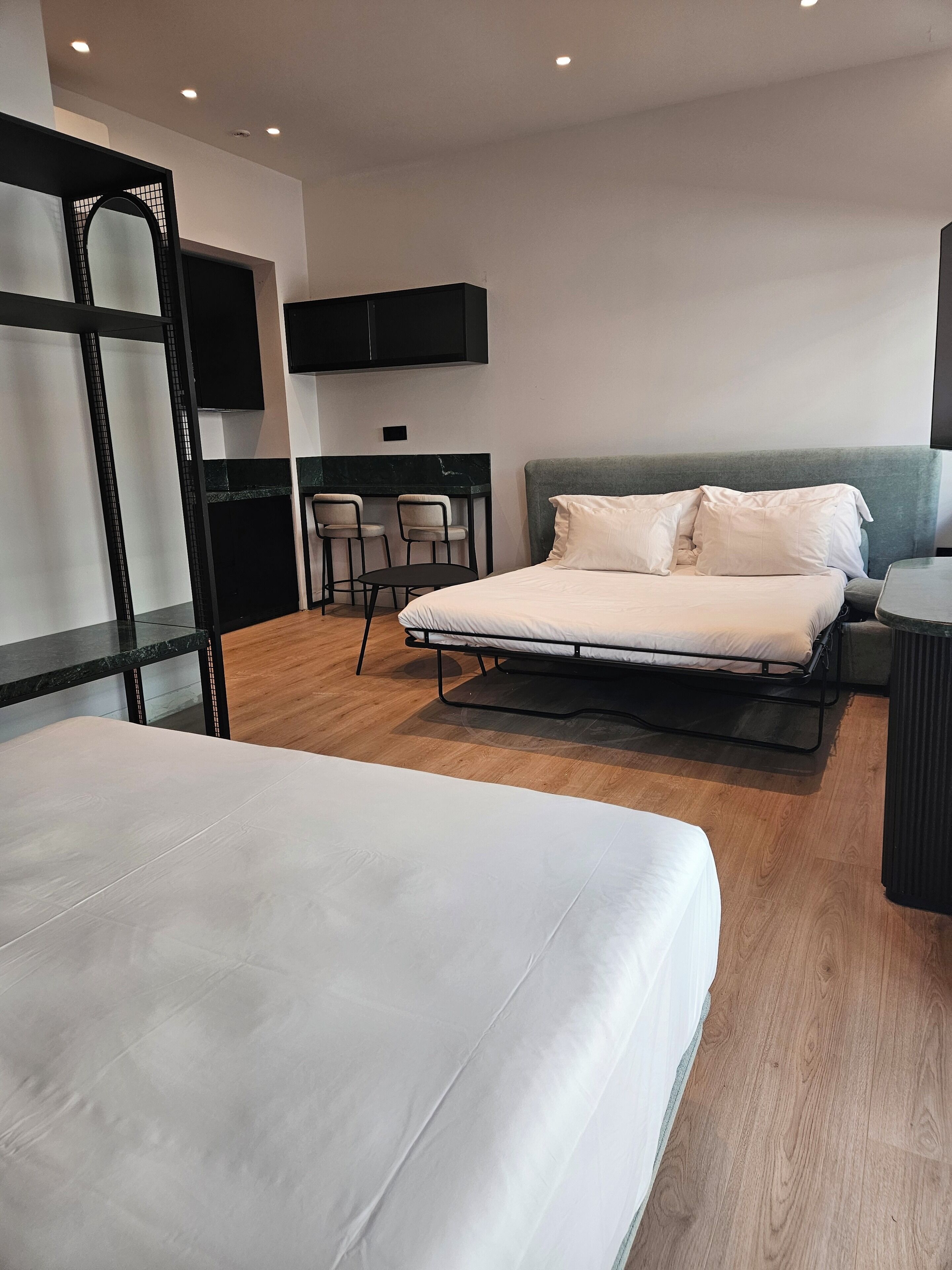 Estudio familiar, balcón | Caja fuerte, cortinas opacas, tabla de planchar con plancha