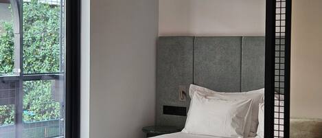 Comfort Suite with Jacuzzi Terrace | Cofres nos quartos, cortinas blackout, ferros/tábuas de passar roupa