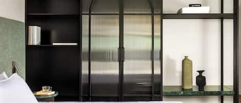 Comfort Suite | In-room safe, blackout drapes, iron/ironing board, free WiFi