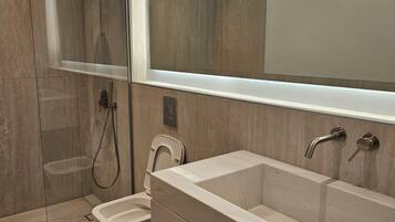 Ducha, secador de pelo, zapatillas y toallas