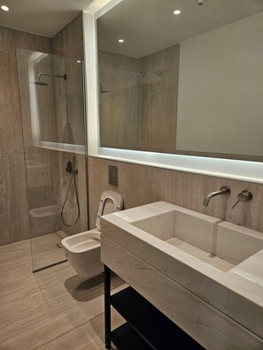 Ducha, secador de pelo, zapatillas y toallas