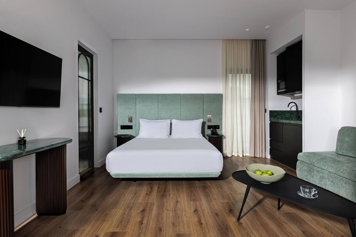 Superior Suite with Outdoor Whirlpool Balcony | 客房内保险箱、遮光窗帘、熨斗/熨衣板、免费 WiFi