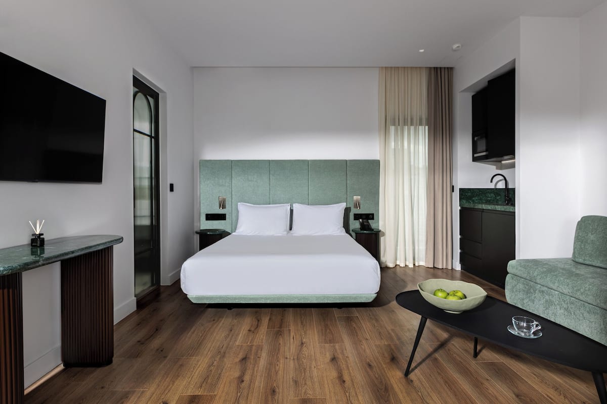 Superior Suite with Jacuzzi Balcony | セーフティボックス (室内)、遮光カーテン、アイロン / アイロン台、WiFi (無料)