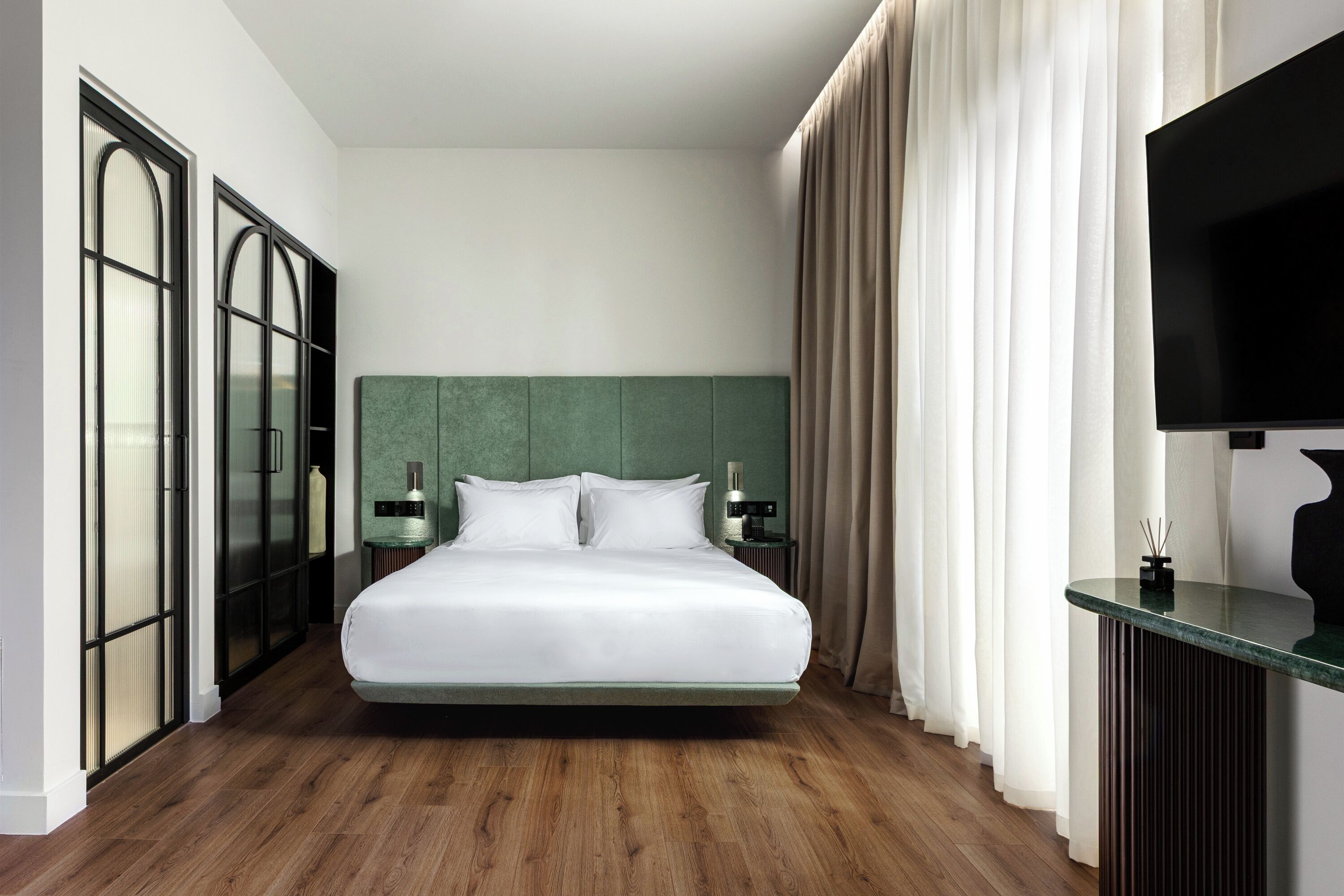 Comfort Suite | In-room safe, blackout drapes, iron/ironing board, free WiFi
