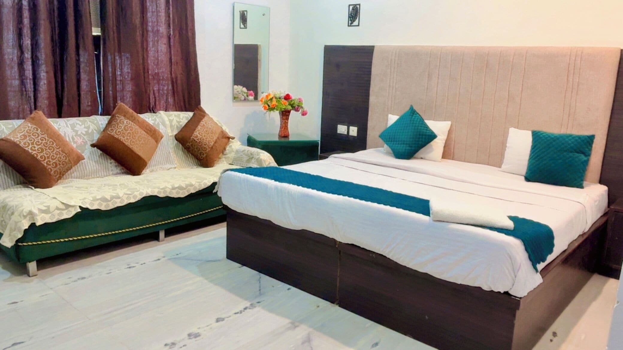 Deluxe Room | Laptop workspace, bed sheets