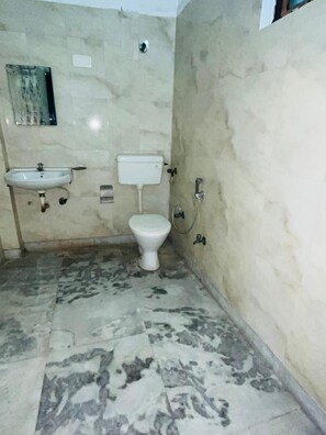 Ein Badezimmer mit Waschbecken, Toilette und Dusche.