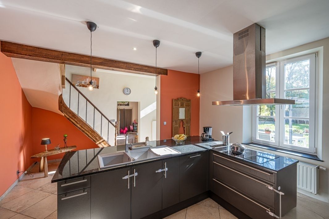 Een microgolfoven, een oven, een kookplaat, een vaatwasser