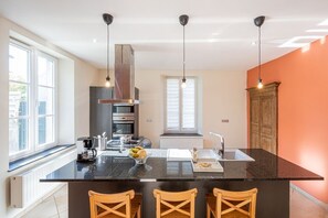 Microwave, oven, stovetop, dishwasher - A Fleur de l'Eau Blanche: character gîte (Chimay)