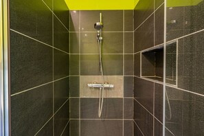 Shower, hair dryer, towels, toilet paper - A Fleur de l'Eau Blanche: character gîte (Chimay)