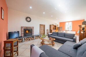 Télévision, cheminée