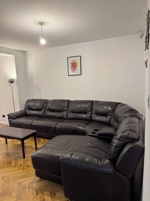 Shared Dormitory, 1 Bedroom | Living room - Room-cozy Room in Shared Home in Ashford (Ashford)