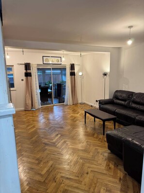 Shared Dormitory, 1 Bedroom | Living room - Room-cozy Room in Shared Home in Ashford (Ashford)