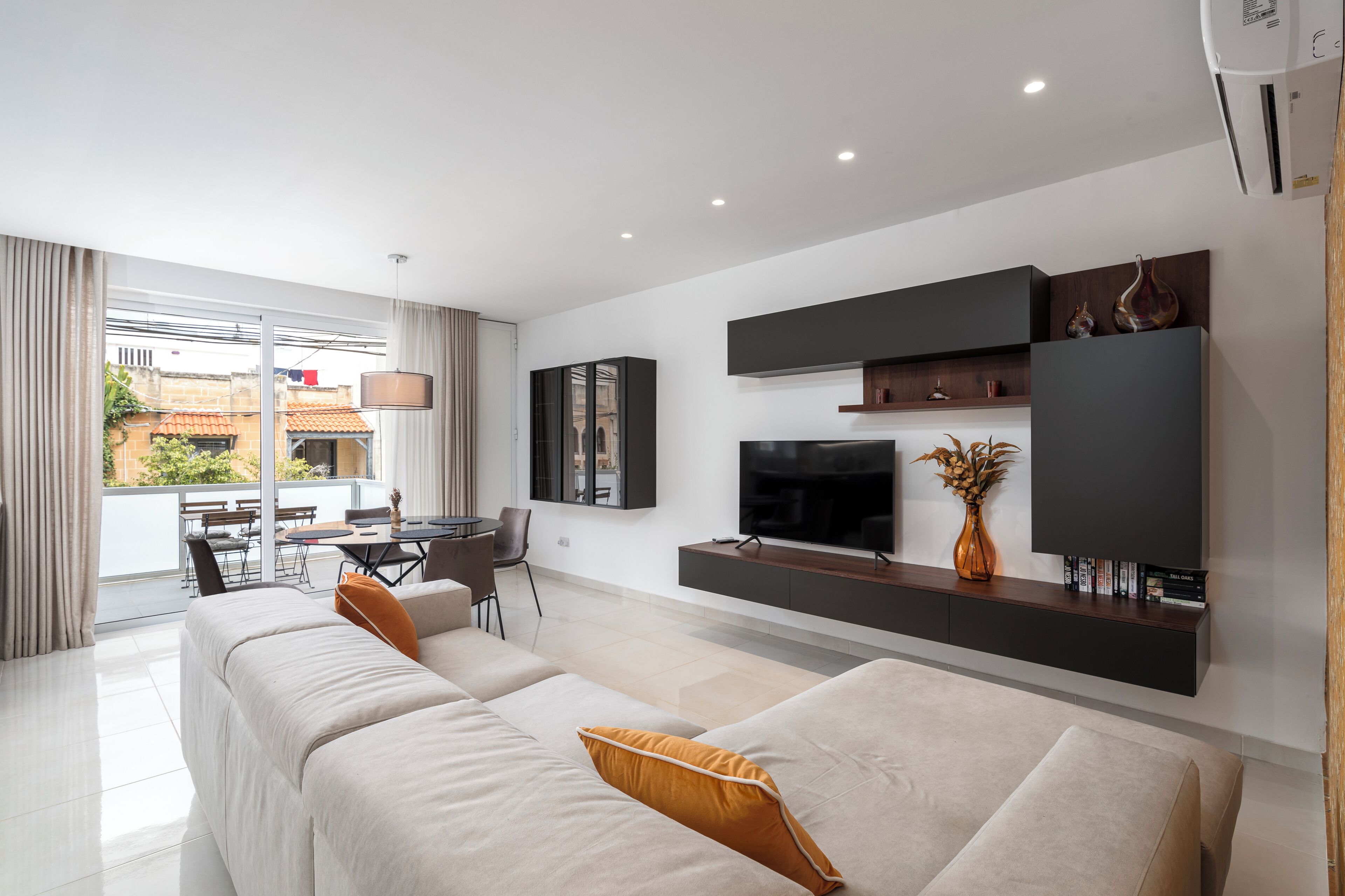 Apartment, 3 Bedrooms, Kitchen, City View | Living area