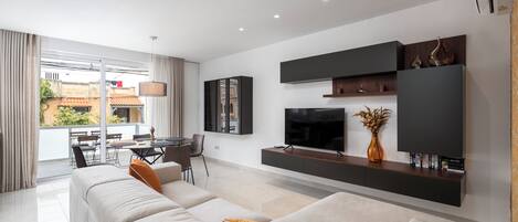 Appartement, 3 chambres, cuisine, vue sur la ville | Aire de séjour | Téléviseur à écran plat