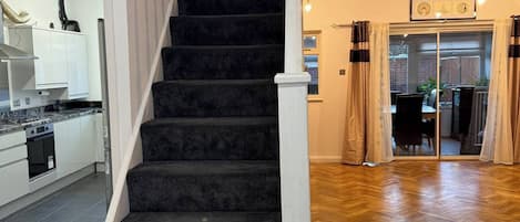 Maison, 4 chambres | Intérieur