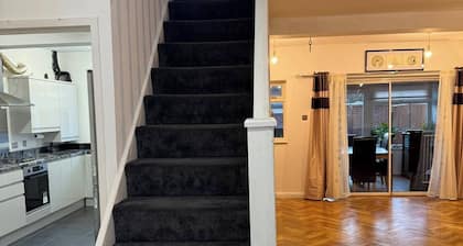 Spacious 4-bedroom Home in Ashford, Kent - Perfect for Families and Groups