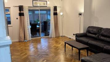 House, 4 Bedrooms | Living room