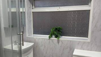House, 4 Bedrooms | Bathroom