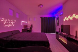 2 sovrum, skrivbord, strykjärn/strykbräda och resesäng