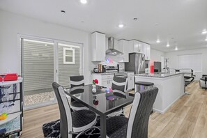 Kylskåp, mikrovågsugn, ugn och spishäll