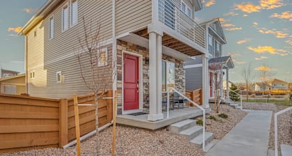 Modern 2BR 2BA Townhome 15 Min to DEN