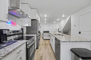 Kylskåp, mikrovågsugn, ugn och spishäll