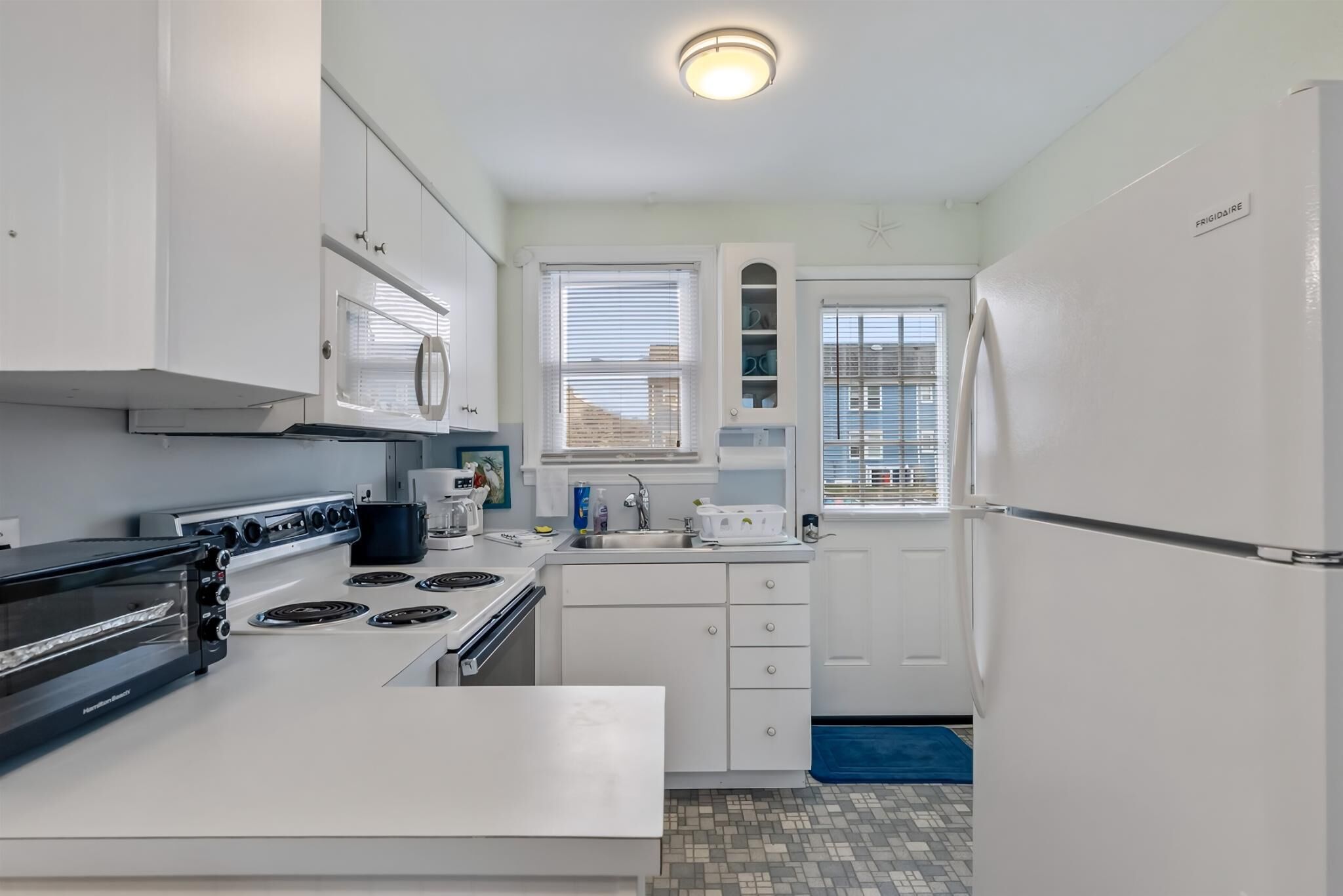 Kjøleskap, ovn, kaffetrakter/tekoker og hurtigmikser