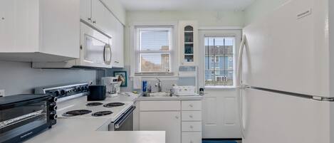 Kjøleskap, ovn, kaffetrakter/tekoker og hurtigmikser