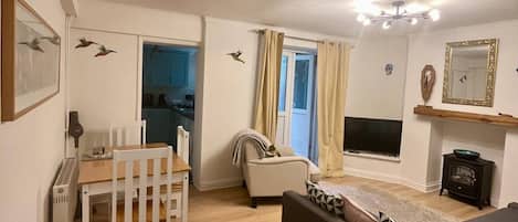Apartment, 1 Bedroom, Smoking | Living room