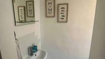 Apartment, 1 Bedroom, Smoking | Bathroom