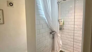 Apartment, 1 Bedroom, Smoking | Bathroom