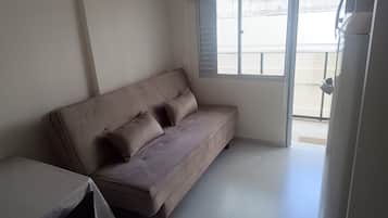 Apartamento básico | Zona de estar | Smart TV de 32 pulgadas con canales digitales