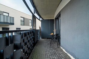 Terrace/patio - Barwicka 14H Poznań | Subtle Apartment with Parking Close to the Airport (Poznań)