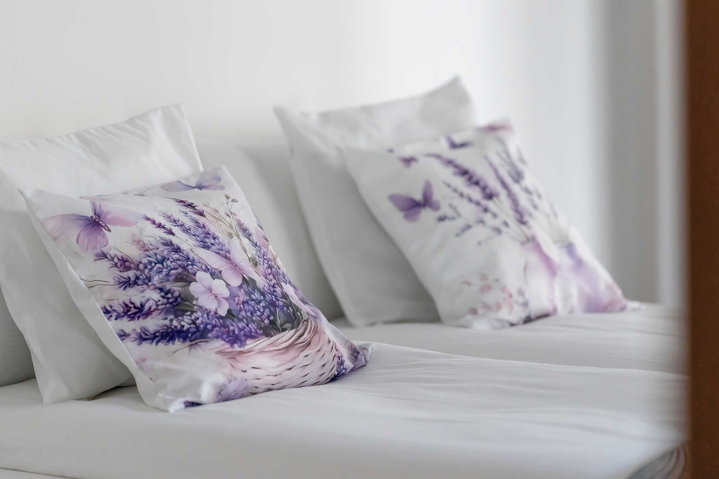 Ein Bett mit weißer Bettwäsche und dekorativen Kissen mit floralen Mustern.
