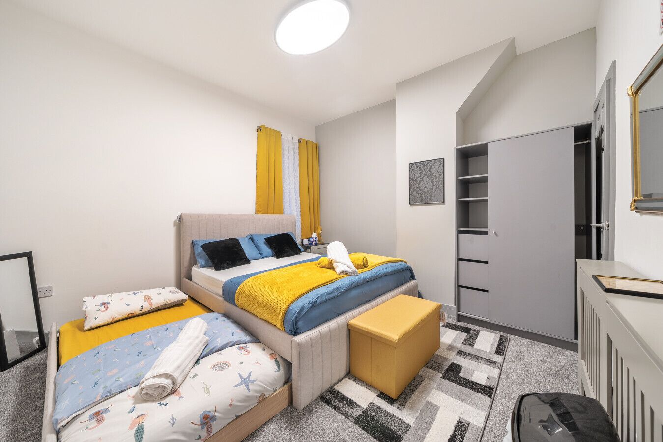 2 bedrooms, desk, iron/ironing board, WiFi