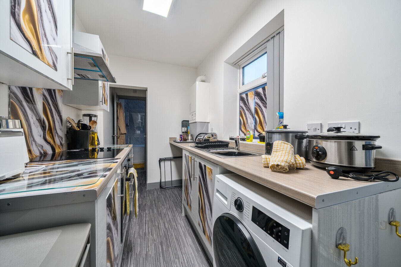 Réfrigérateur, micro-ondes, four, plaque de cuisson