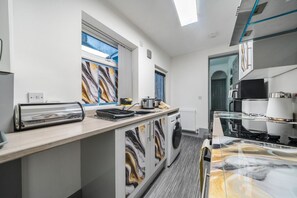 Een koelkast, een microgolfoven, een oven, een kookplaat