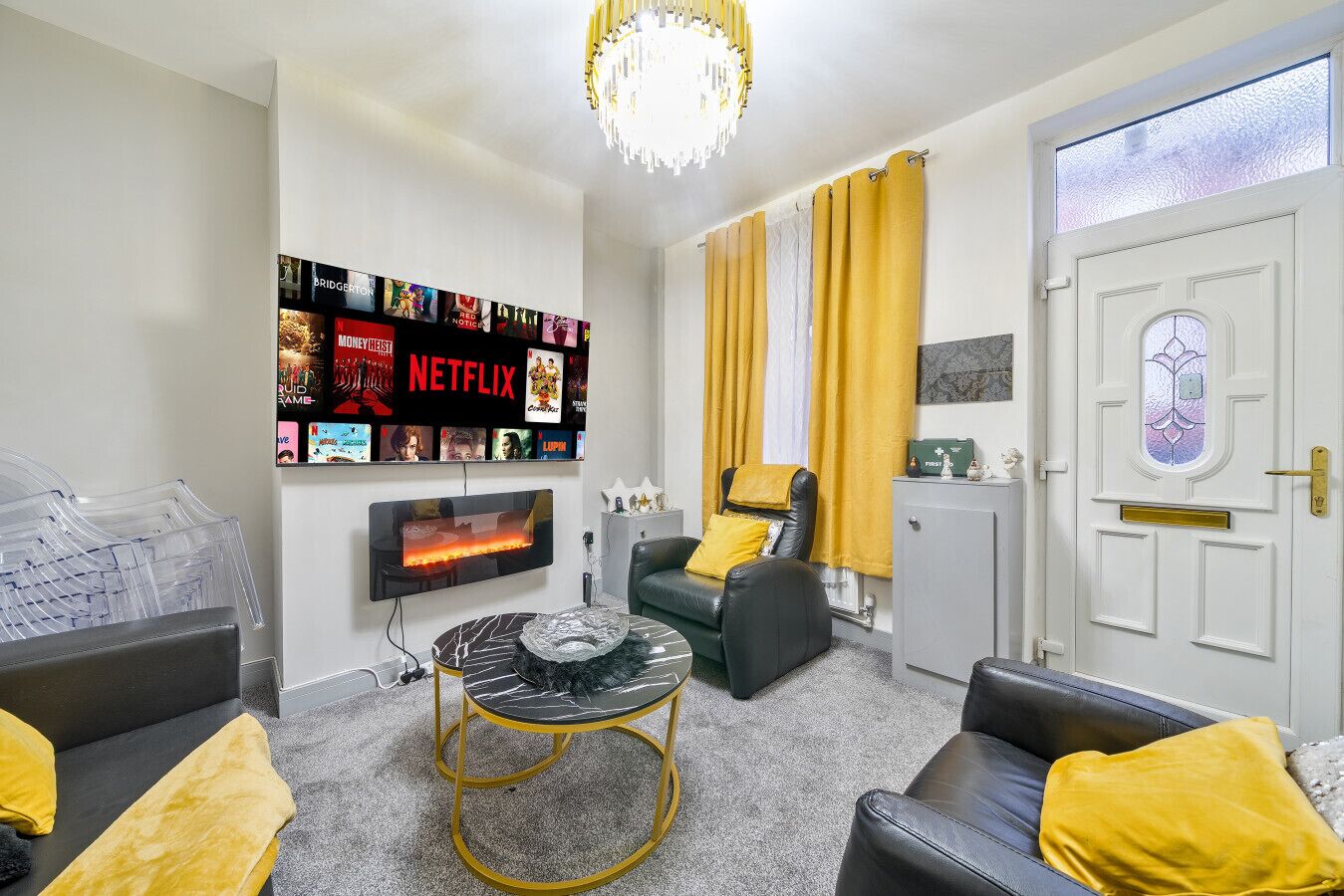 Televisión y chimenea 