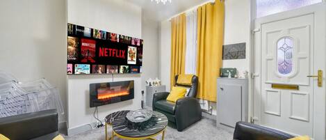 Televisión y chimenea