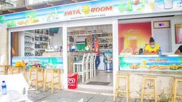 Habitación, varias habitaciones, fumadores, balcón | Bar (en el alojamiento)