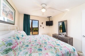 WiFi, bed sheets - Charming Poolside 1-bedroom Condo (st. augustine)