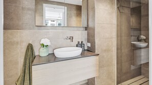 Shower, hair dryer, towels - Spacious 3Beds Beachside Aptm close to Mooloolaba (Alexandra Headland)