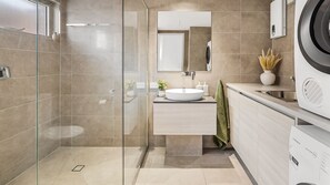 Een douche, een haardroger, handdoeken