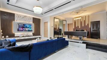 Apartamento económico, balcón, vistas a la ciudad | Zona de estar