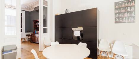 Appartement, 3 chambres, balcon | Restauration