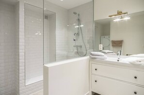 Apartment, 3 Bedrooms, Balcony | Bathroom